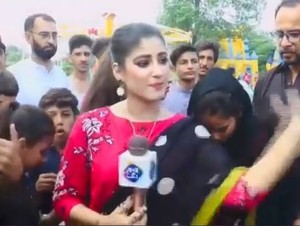 Pakistan Reporter Scholed A Bystander With Hot Slap